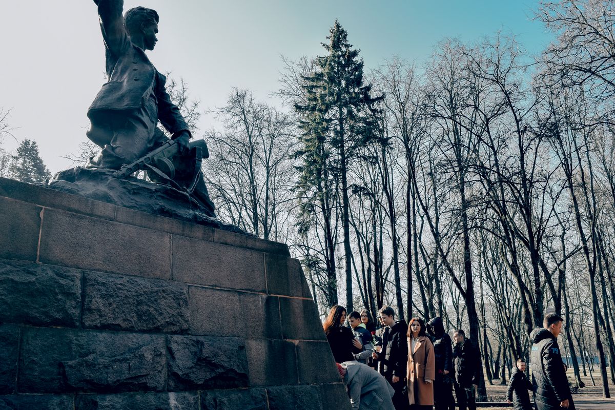 Помнить имя каждого. Активисты Минского горкома БРСМ благоустроили парк имени Марата Казея