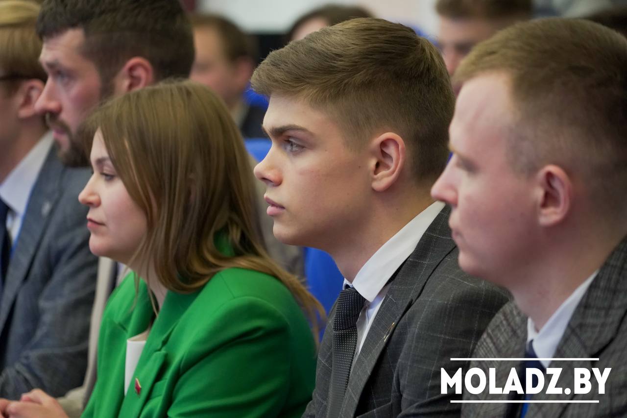 Представители исполнительной и законодательной власти встретились с молодежью на диалоговой площадке в Новополоцке