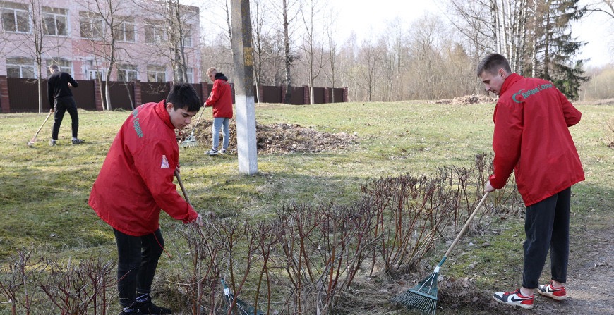 Учащиеся Полоцкого аграрно-технического колледжа помогли навести порядок в городском поселке Ветрино