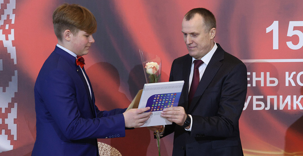 Исаченко на вручении паспортов: обновленная Конституция даст молодежи больше возможностей самореализации