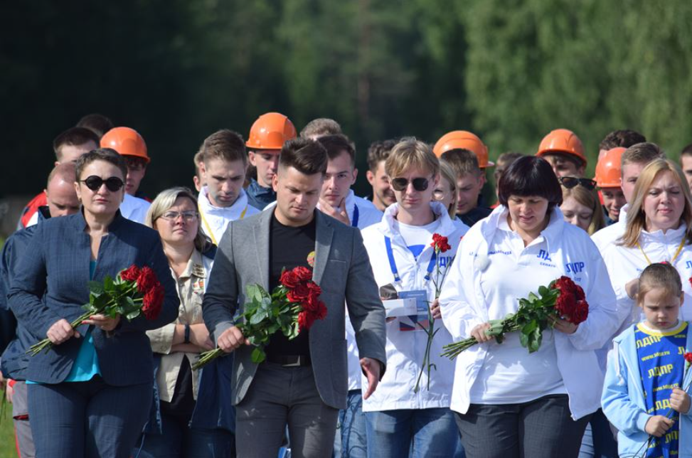 Молодежь Союзного государства приняла участие в акции по благоустройству МК "Хатынь"